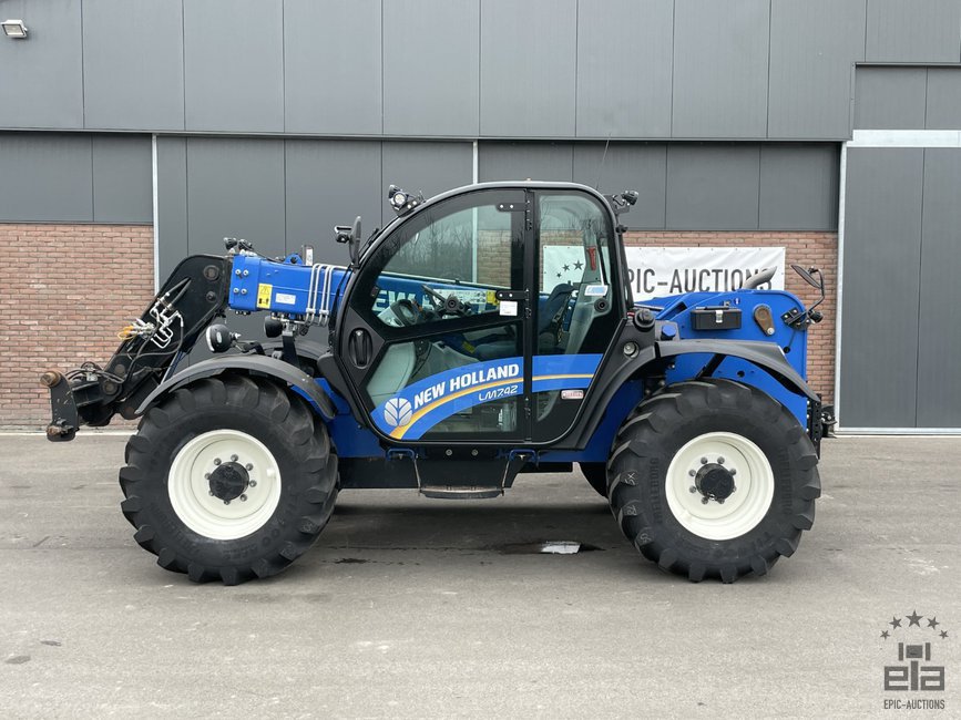 2017 New Holland LM7.42 Telehandler - Image 29