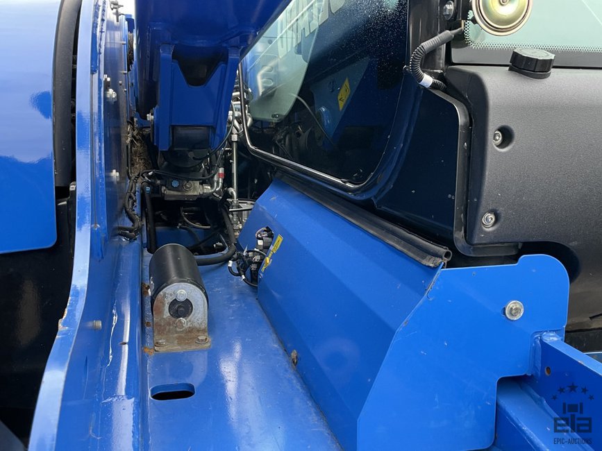 2017 New Holland LM7.42 Telehandler - Image 21