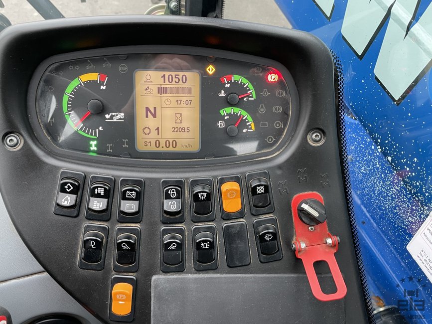 2017 New Holland LM7.42 Telehandler - Image 18