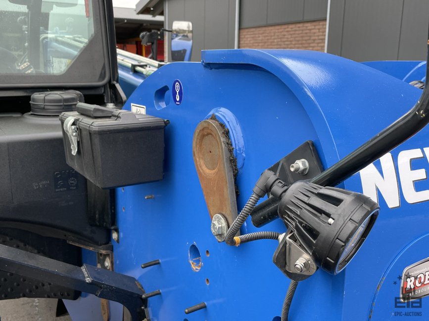 2017 New Holland LM7.42 Telehandler - Image 13