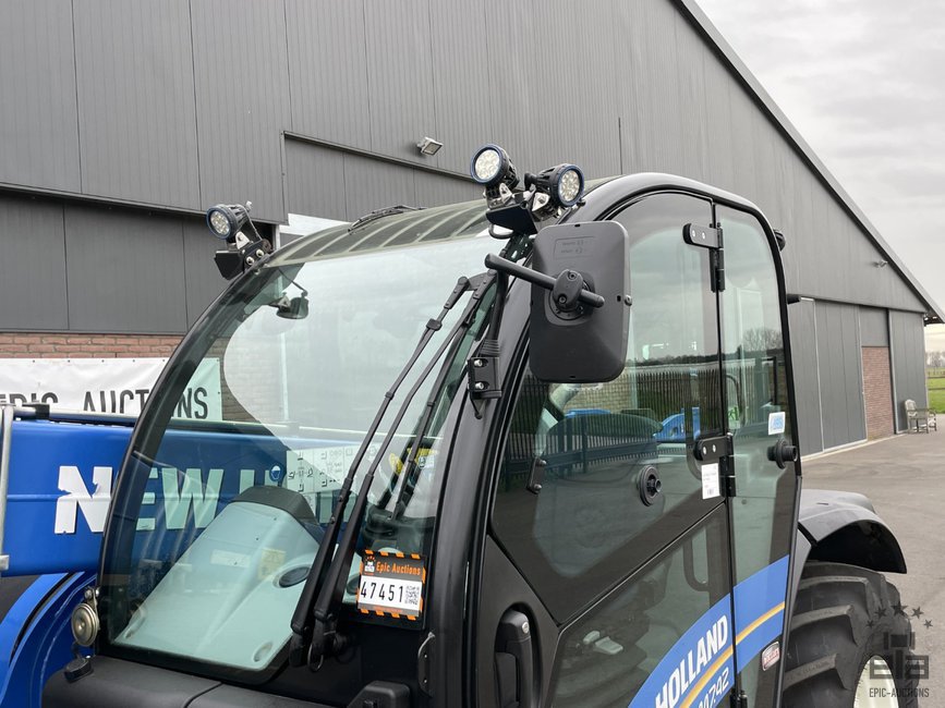 2017 New Holland LM7.42 Telehandler - Image 5