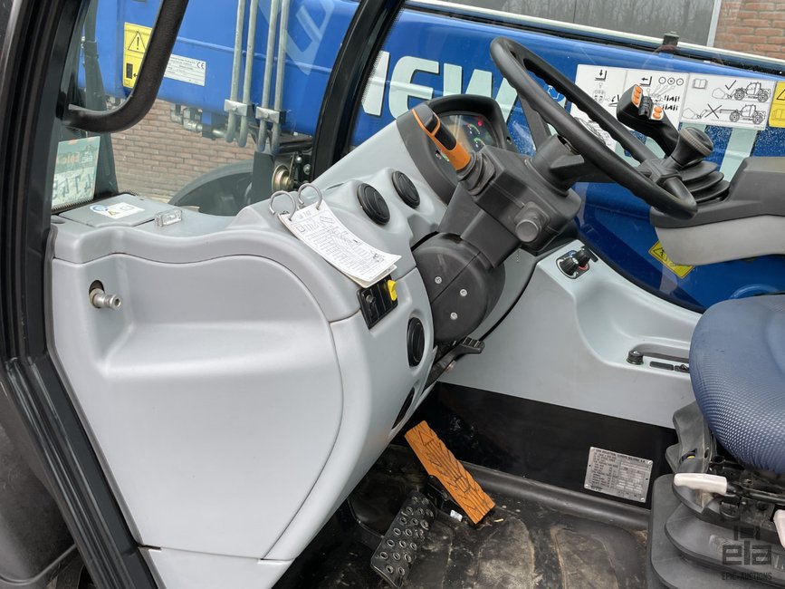 2017 New Holland LM7.42 Telehandler - Image 4